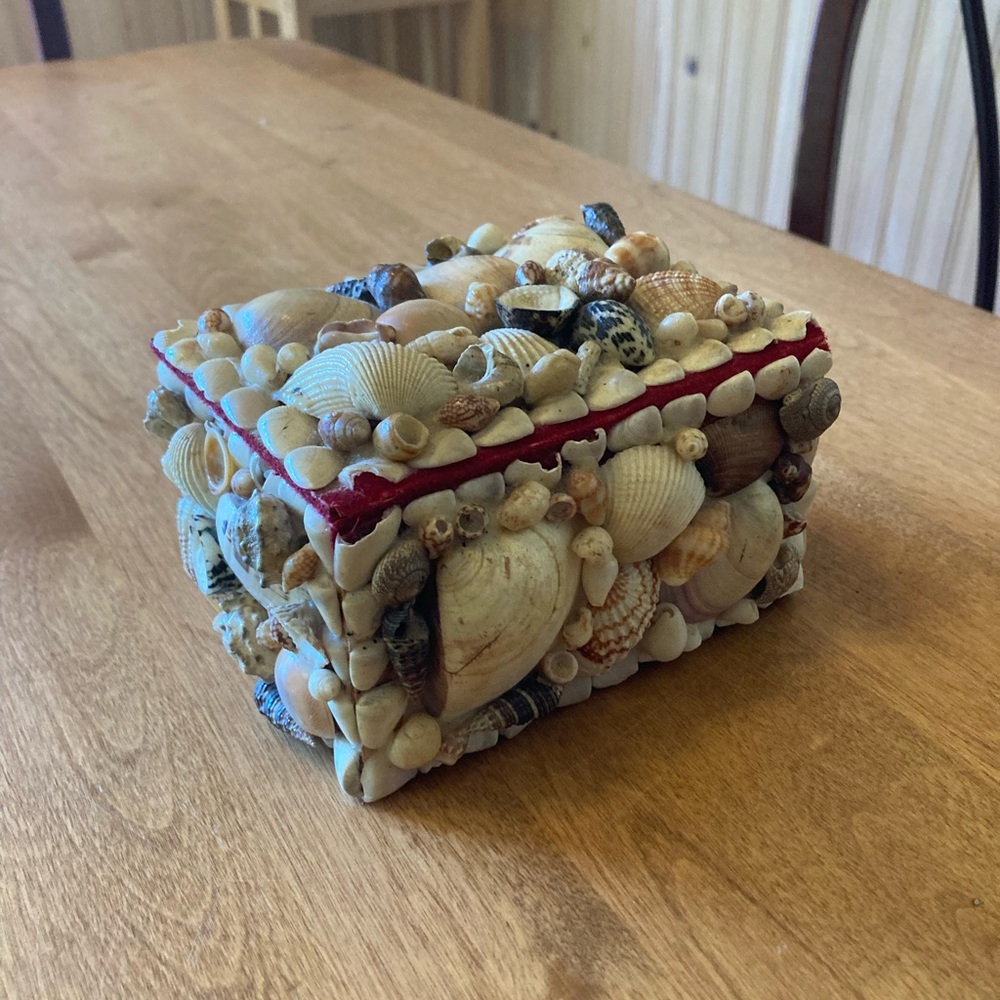 Vintage shell trinket/jewelry box - Picture 3 of 7